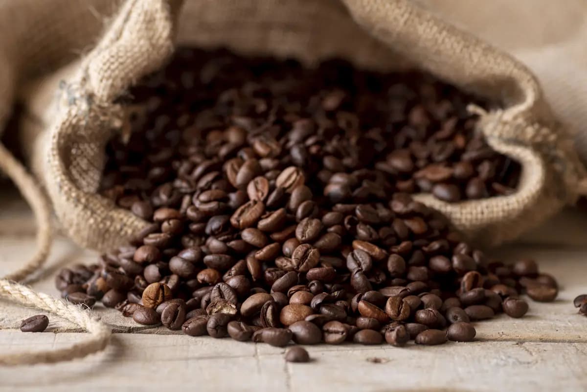 Café sobe com preocupações na safra brasileira e exportações colombianas